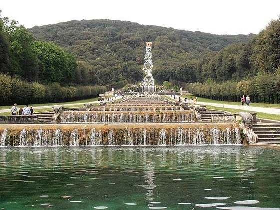 Há dois jardins: um italiano, que cerca a antiga residência com espécies típicas do país, e outro com diversas fontes para aproveitar a água dos montes (foto). Desde 1997 é declarado Patrimônio da Humanidade pela Unesco.