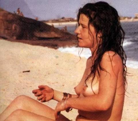 Há muito tempo Janis já não tinha mais a timidez do começo da carreira. Pelo contrário. Chegou a fazer topless nas areias de Copacacabana em sua viagem ao Rio. 