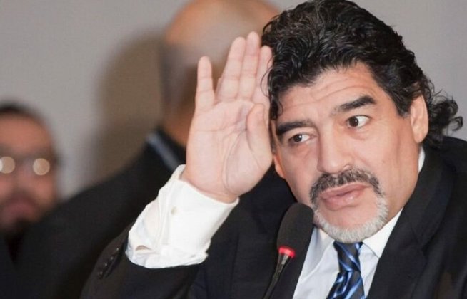 Há um ano (25/11/2020), Diego Maradona sofria uma parada respiratória em sua casa, em Tigre, cidade da Grande Buenos Aires. Tinha 60 anos, celebrados pouco antes, em 30/10