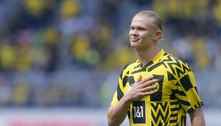 Haaland curte balada com a blusa do Borussia Dortmund após despedida do clube alemão