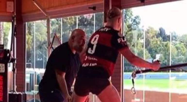 Em vídeo divulgado nas suas redes sociais, Haaland apareceu em treino de recuperação com a camisa do Flamengo, presente que foi dado por Reinier para o artilheiro do Borussia Dortmund