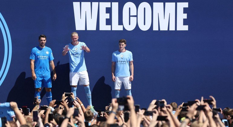 Reforços do Manchester City foram apresentados neste domingo (10)
