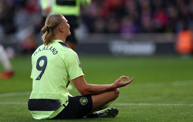 Se dentro de campo Haaland é artilheiro da Champions e da Premier League, o atacante está muito bem fora dos gramados também. O astro norueguês tem uma coleção milionária de carros e faz questão de mostrar que é apaixonado pelos carrões luxuosos. Desde porta automática, até assentos com massagem e climatizador, o goleador não poupou quando adquiriu os modelos. De acordo com o periódico britânico The Sun, o craque do Manchester City tem pelo menos sete carros na garagem e juntos, eles valem quase R$ 7 milhões.Saiba quais são os 'xodós' de Haaland e quanto custa a coleção do jogador: