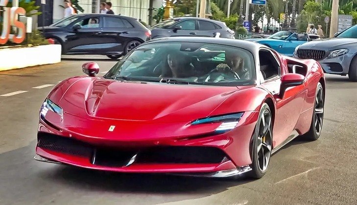 Para finalizar a lista está o carro mais impressionante de Haaland: Ferrari SF90 Stradale. Segundo a concessionária responsável, a prova de 0 a 100 km/h é feita em 2,5 segundos, com velocidade máxima de 340 km/h. O carro custa cerca de 530 mil euros na Europa, ou R$ 2,8 milhões