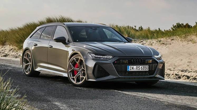 Por falar em carro alemão, o atacante do Manchester City também já foi flagrado em uma Audi RS 6 Avant. A concessionária declara que perua pode atingir 100 km/h em 3,6 segundos, com velocidade máxima limitada eletronicamente em 250 km/h