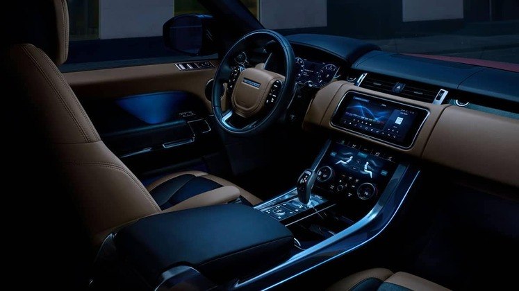 Além de tudo, o interior conta com o melhor do luxo, conforto e da tecnologia no mercado automobilístico. Com painéis interativos e couro nos bancos, a concessionária combina a dinâmica de um carro esportivo, com a alta performance e a potência de uma SUV