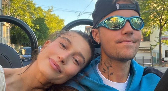 Hailey Bieber e Justin Bieber comemoram quatro anos juntos
