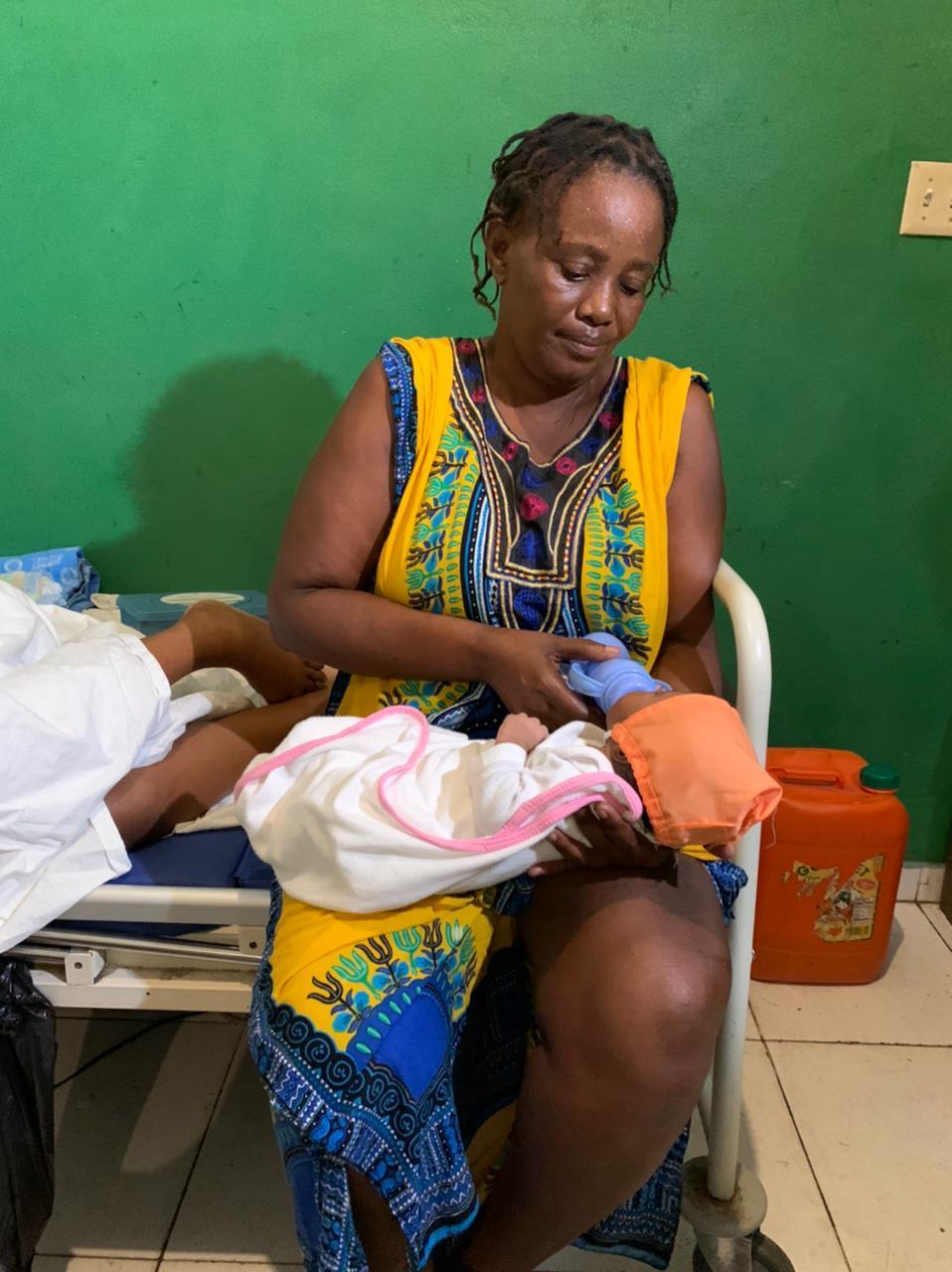 Haitiana amamenta neta recém-nascida no hospital de Les Cayes
 (RecordTV)
