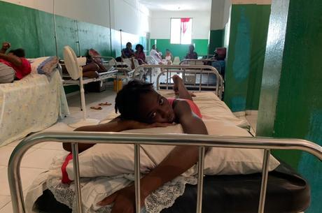 Wudemizard Aristin, de 19 anos, perdeu o bebê que esperava ao cair fugindo do terremoto
 (RecordTV)