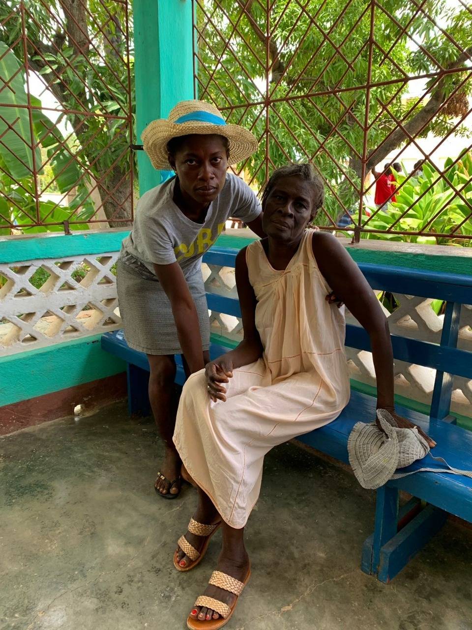 A ajudante de obra August Fidele, de 30 anos, carrega sua mãe, a vendedora de carvão Livia Lamour, de 60, para o hospital de Corail, no Sudoeste do Haiti (RecordTV)