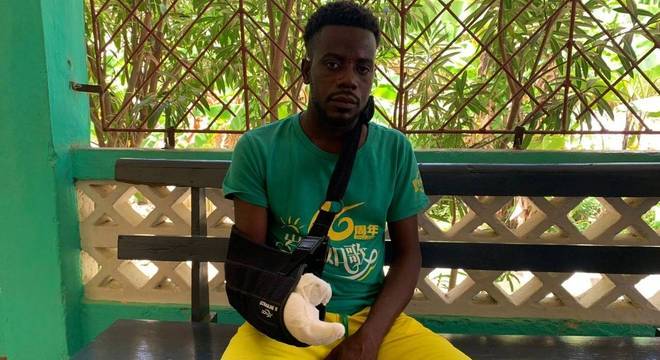 Agricultor e destro, Phelogene Fritz Edouard, de 33 anos, perdeu três dedos da mão direita (RecordTV)