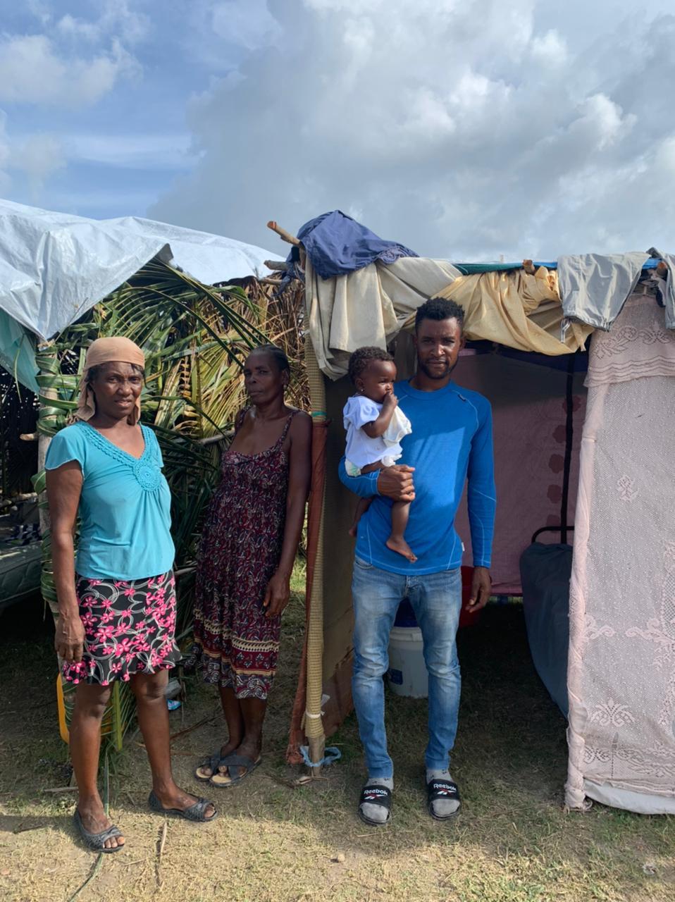 Após perder casa em terremoto, família foi para um abrigo improvisado em um local descampado próximo de Les Cayes (RecordTV)