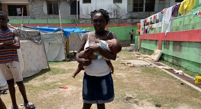 Cadem Matanin, de 42 anos, vive há mais de duas semanas com a família num barraco improvisado dentro do estádio de Les Cayes (RecordTV)
