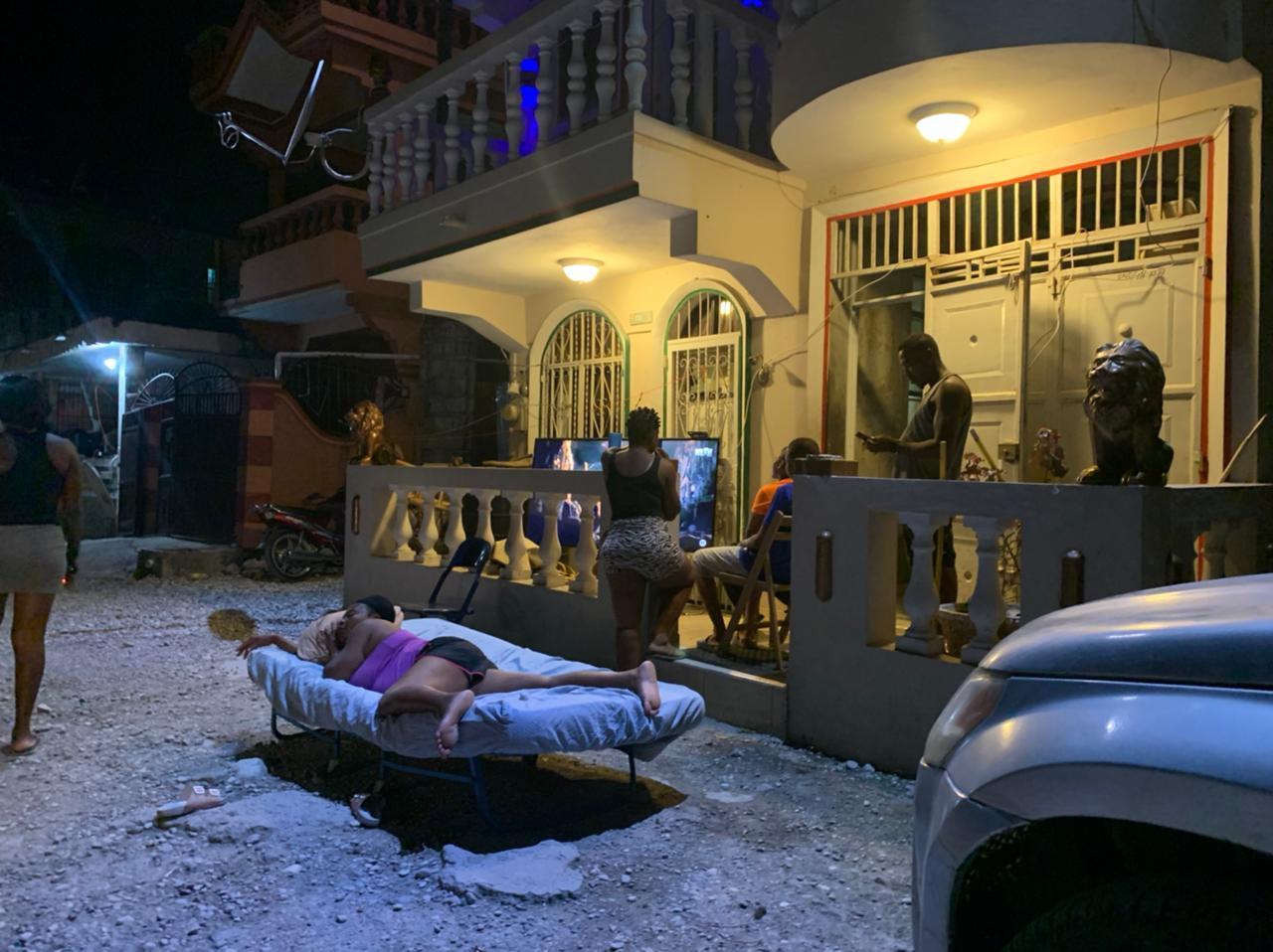 Mulher dorme em colchão colocado na rua em Les Cayes, com medo de réplica de terremoto acontecer durante a madrugada (RecordTV)