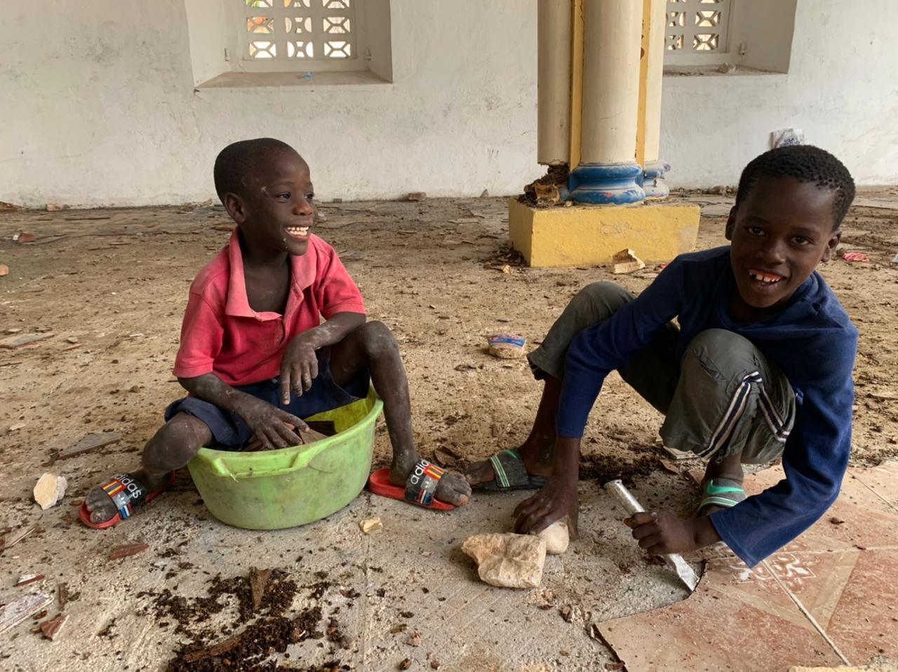 Meninos tiram cerâmica de igreja desabada para reaproveitar material em nova construção de casa em Corail (RecordTV)