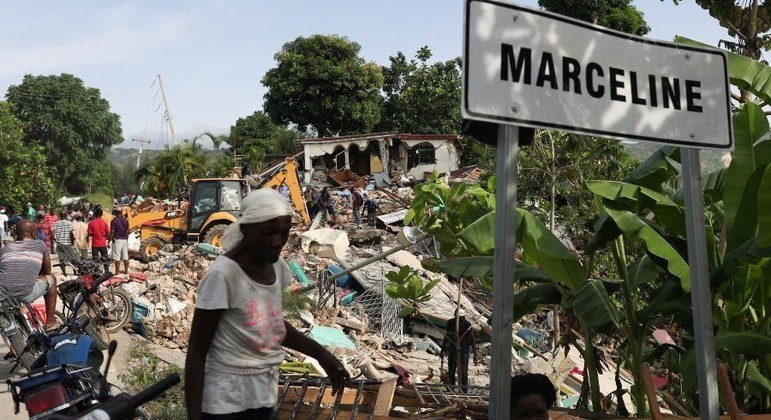 Destroços nas ruas dificultam a chegada de auxílio a vários locais do Haiti
