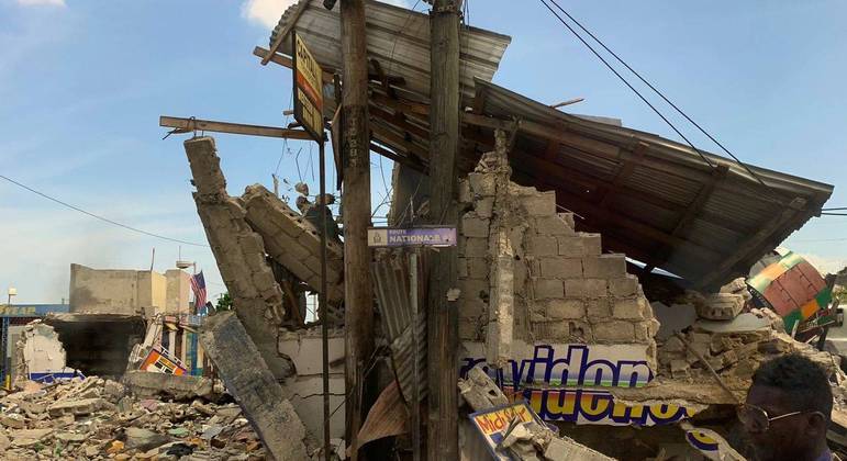 Destroços provocados pelo terremoto ainda estão pelas ruas
