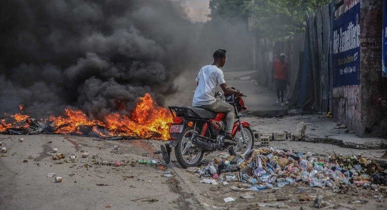Moradores queimaram pneus em uma rua de Porto Príncipe, capital do Haiti