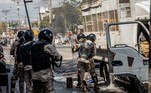 Além de todos os problemas, o Haiti vive uma grave crise de segurança, com grupos armados enfrentando a polícia e o Exército e brigando entre si pelo controle dos territórios do país. Ao longo do ano, diversos sequestros em massa foram registrados no país