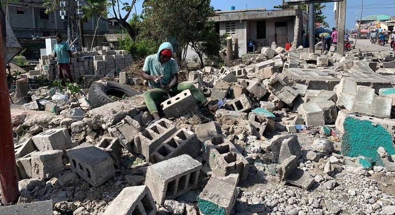 Marvens Saint-fort, de 18 anos, trabalha sobre escombros no centro de Les Cayes