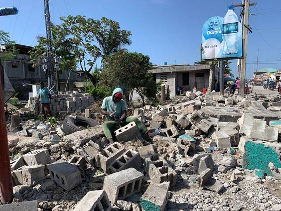 Marvens Saint-fort, de 18 anos, trabalha sobre escombros no centro de Les Cayes