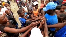 Crianças disputam doações de água, biscoitos e doces após terremoto no Haiti 