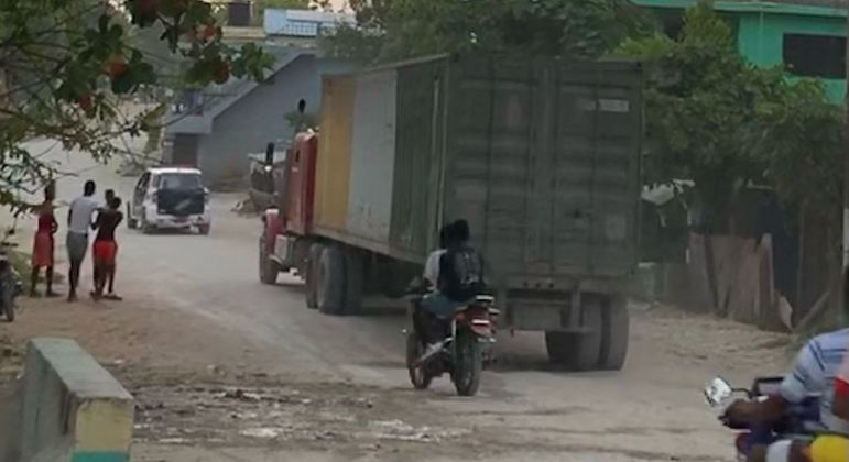 Caminhão leva ajuda humanitária em contêiner com escolta policial