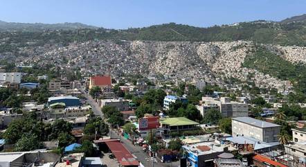 Favela no entorno do bairro de Pétion-Ville, considerado o mais nobre de Porto Príncipe