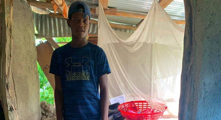 Estudante Neolnand Stephane, 17, ao lado de sua cama