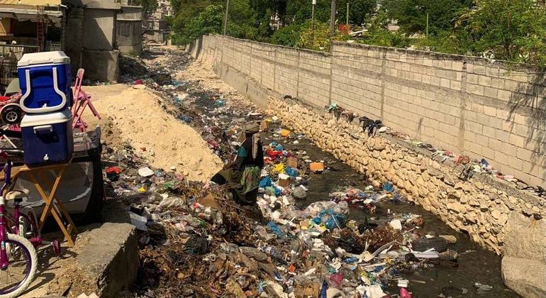 Rio em Porto Príncipe, próximo da favela de Martissant