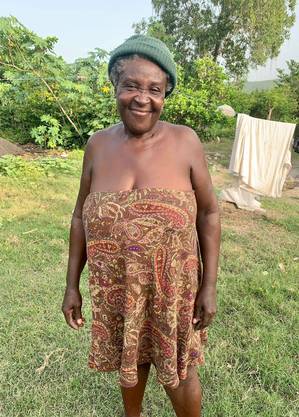 Nativita Remis, 55, em seu terreno, no Sudoeste do Haiti