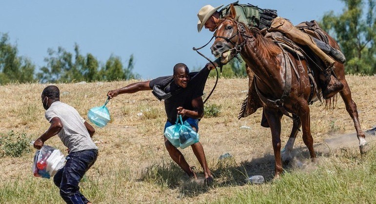 Haitianos foram agredidos com chicotes por policiais da Segurança Nacional dos EUA