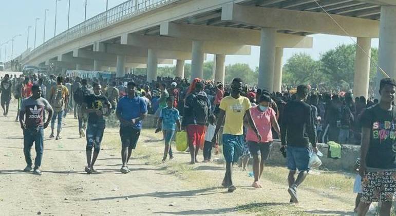 Cerca de 15 mil pessoas, em sua maioria haitianos, tentaram atravessar a fronteira dos EUA