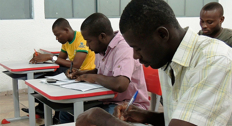 Haitianos no Brasil durante aula de português