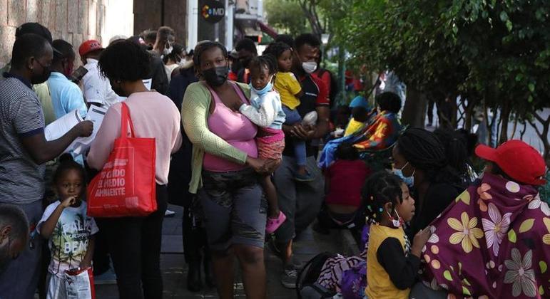 Haitianos hacen cola en Ciudad de México en busca de regularización – Noticias