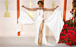 Halle Berry usa um look com recorte e fenda