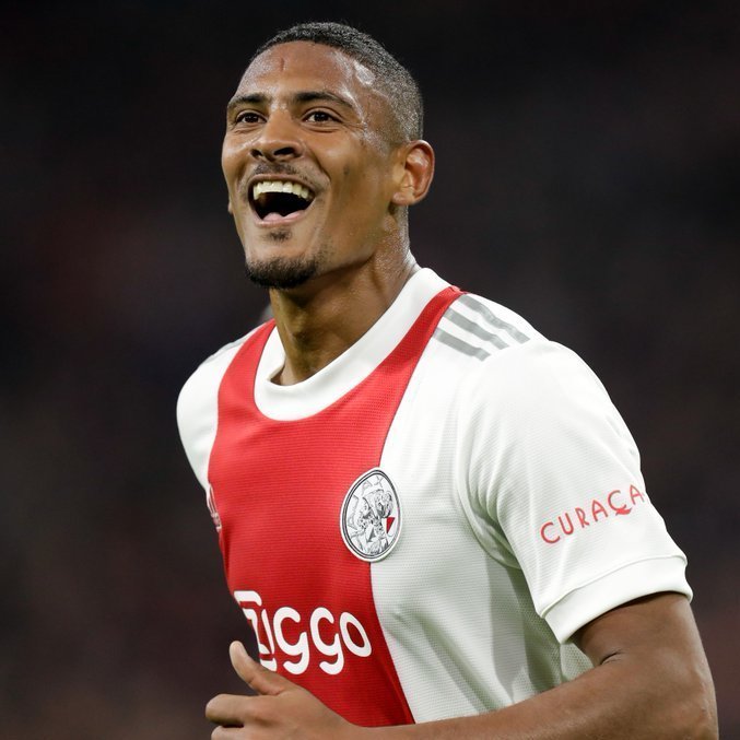 Haller, do Ajax, agora o artilheiro solitário