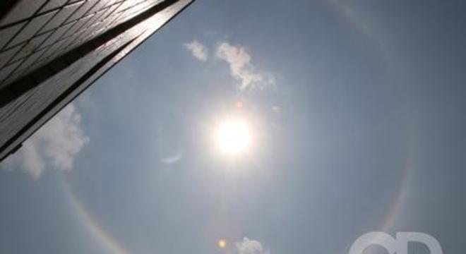 Halo solar: Fenômeno forma 'arco-íris' em torno do sol em PE