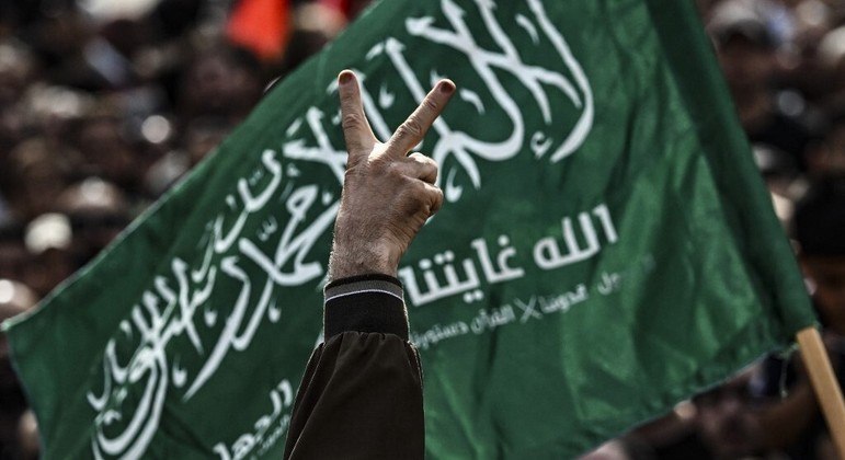 Bandeira do Hamas em protesto na cidade palestina de Ramallah, na Cisjordânia