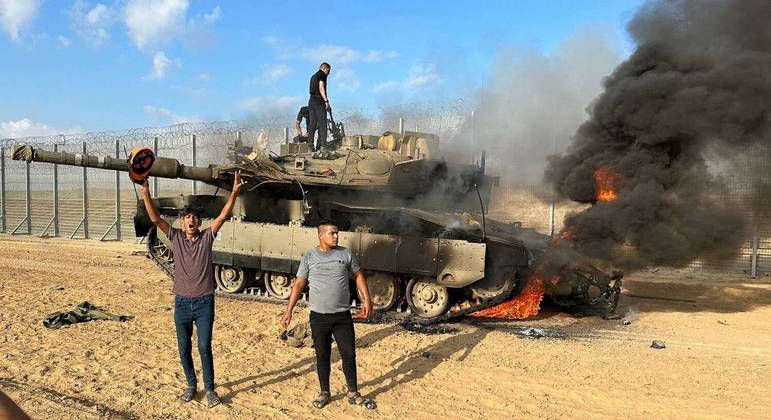 Integrantes do Hamas invadiram o território israelense neste sábado (7)