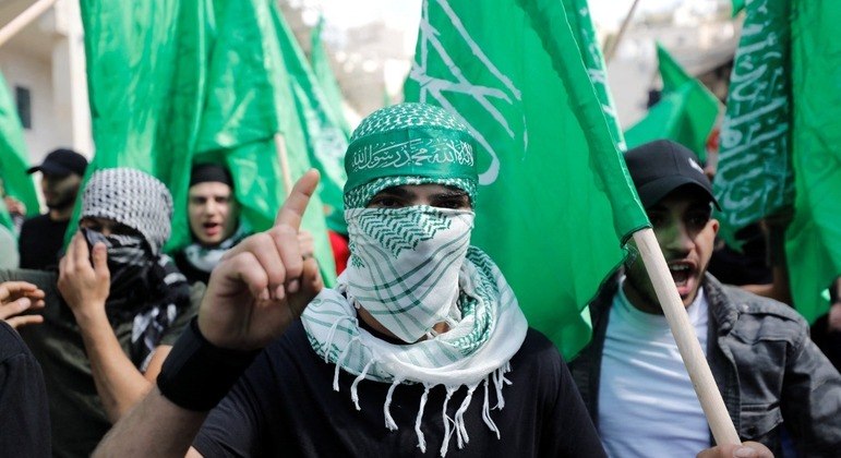 Apoiadores palestinos do Hamas participam de um protesto anti-Israel na Cisjordânia