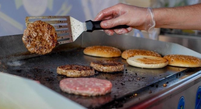 Equipados com vários sensores, robôs são mais precisos do que chefs humanos para julgar se hambúrguer foi devidamente cozido 