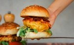 Alimentos gordurosos — NÃOVocê já deve ter ouvido de alguém que mandar um hamburgão para dentro logo após acordar é a solução para rebater uma ressaca. Certamente, essa pessoa está errada. Comidas ricas em gordura, especialmente alimentos ultraprocessados, podem irritar ainda mais o estômago, sobrecarregar o fígado e, como consequência, aumentar o mal-estar