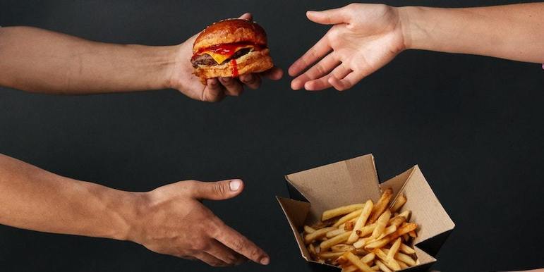 O metabolismo é o principal responsável por gerar energia e manter o corpo em movimento. Então, o que acontece se esse mecanismo começa a funcionar com lentidão? Além do ganho de peso, um metabolismo lento pode ser responsável pelo surgimento de uma série de doenças, conforme explica a nutricionista e biomédica da Clínica NutriCilla Ana Paula Kessler. 'O metabolismo lento pode estar relacionado a maus hábitos e estilo de vida, como alimentação ruim, poucas horas de sono, baixo consumo de água e sedentarismo. Alguns alimentos têm o poder de acelerar o metabolismo e outros podem deixá-lo mais lento', afirma. A seguir, veja quais alimentos podem contribuir para o mau desempenho do metabolismo 