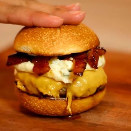 Hambúrguer com mel de bacon e três queijos