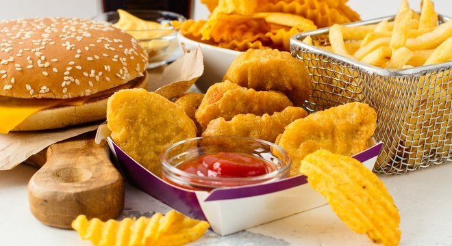 Hamburgueres, nuggets, batatas fritas