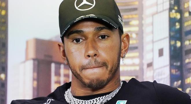 Hamilton, como Neymar, tem pai negro. E mãe branca. Revolta contra racismo