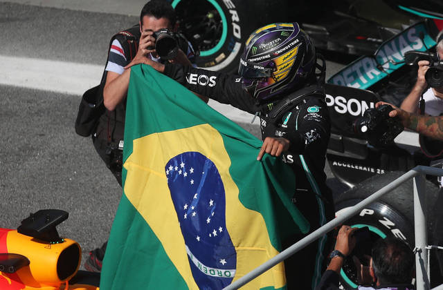Em uma corrida fantástica, marcada pela disputa ferrenha entre Lewis Hamilton e Max Verstappen, o britânico fez uma prova espetacular e venceu o GP São Paulo de Fórmula 1. O piloto havia sido punido e largou em último na prova curta que definiu o grid de largada, no sábado. Após uma recuperação sensacional, Hamilton chegou em 5º, mas teve de largar na 10º posição no GP em Interlagos por causa da troca de motor