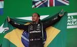 Hamilton subiu ao pódio com a bandeira brasileira, o que emocionou todos os torcedores brasileiros que, imediatamente, se lembraram de Ayrton Senna