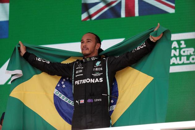 Hamilton subiu ao pódio com a bandeira brasileira, o que emocionou todos os torcedores brasileiros que, imediatamente, se lembraram de Ayrton Senna